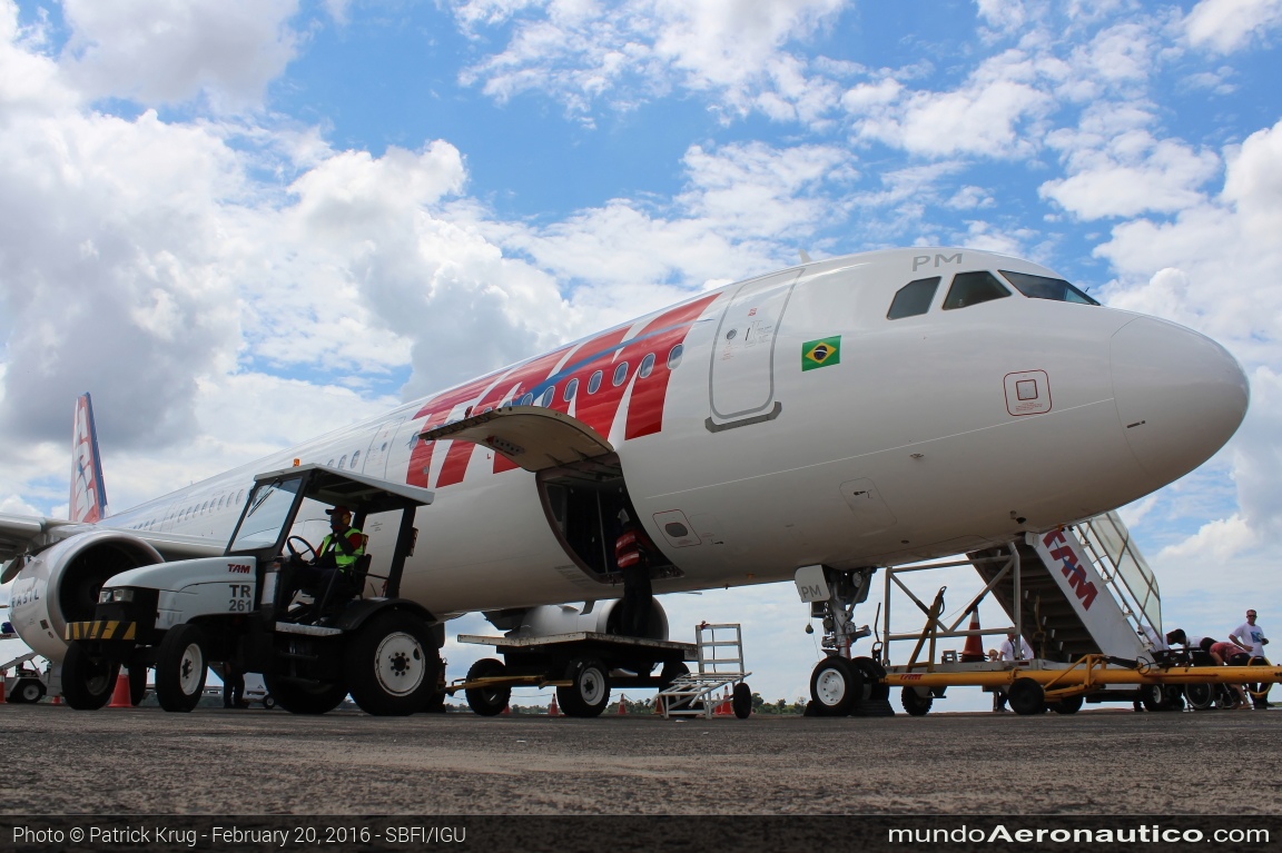 Airbus A321-200 PT-XPM